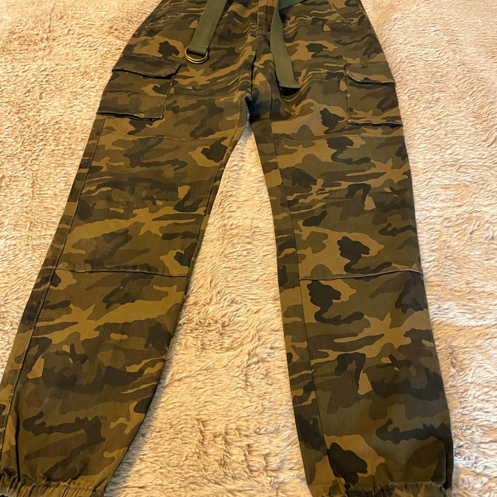 Camouflage pants, elastic at the ankle with belt. Size L, but fits 8